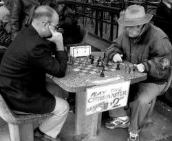homens jogando xadrez