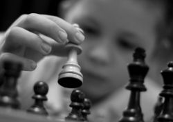 criança jogandoo xadrez